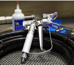 Le pistolet pulvérisateur Airless XTR-5 est le choix idéal pour les revêtements industriels et de protection difficiles à pulvériser. La conception compacte et la variété des options de poignées/gâchettes permettent un accès facile aux endroits exigus et un confort de pulvérisation maximal.